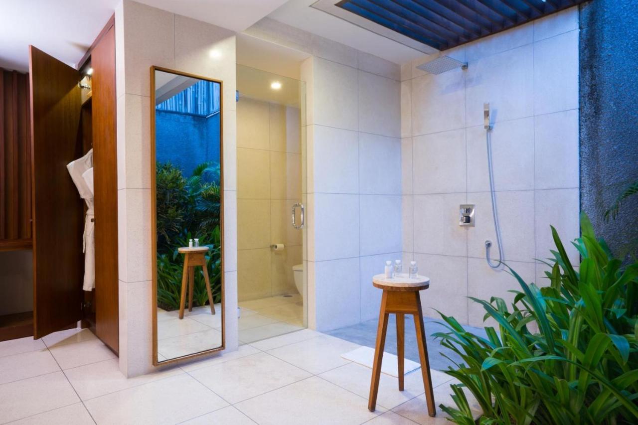 Merusaka Nusa Dua Esterno foto A shower with a rain shower head