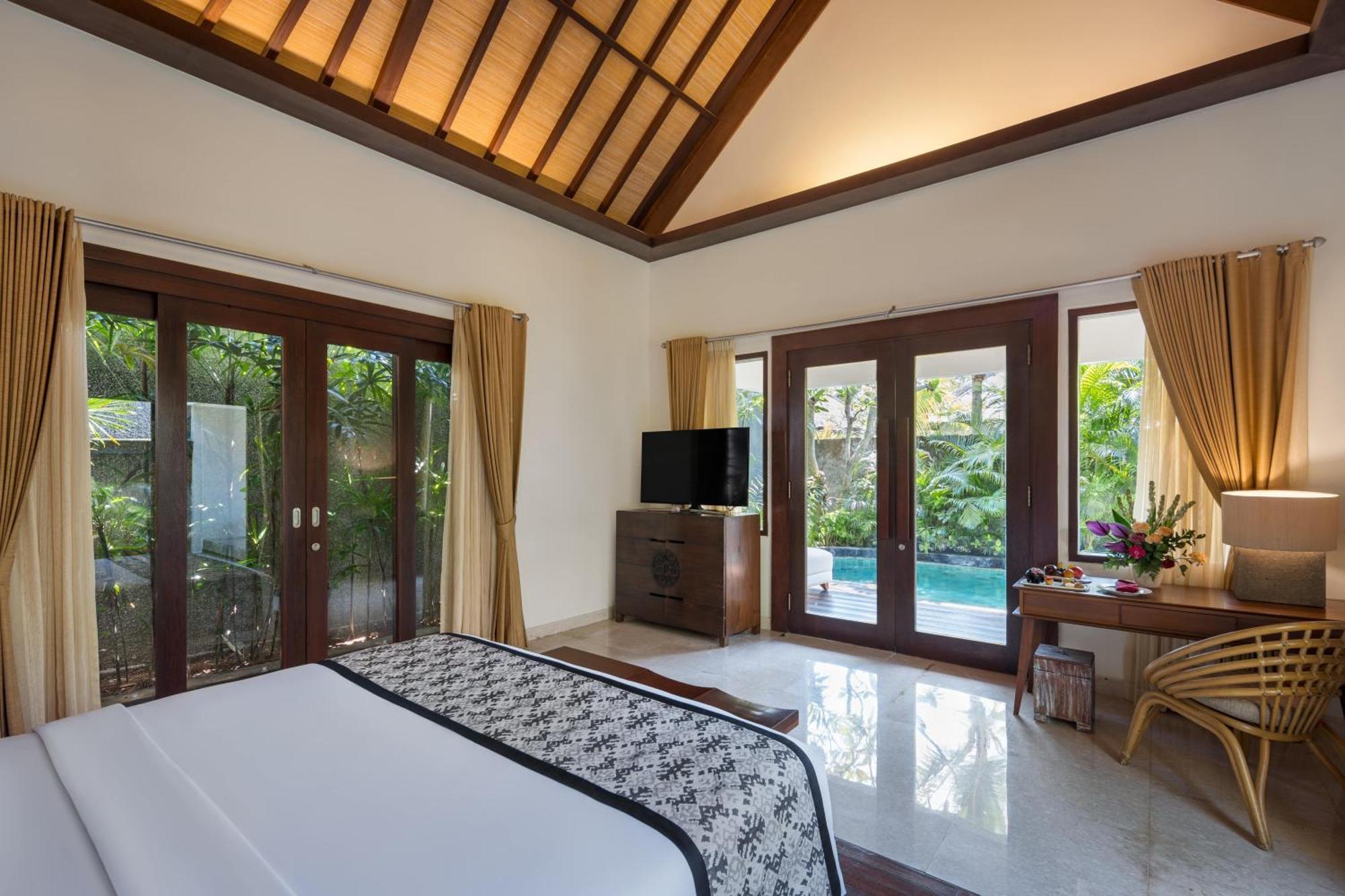 Merusaka Nusa Dua Esterno foto A bedroom at the hotel