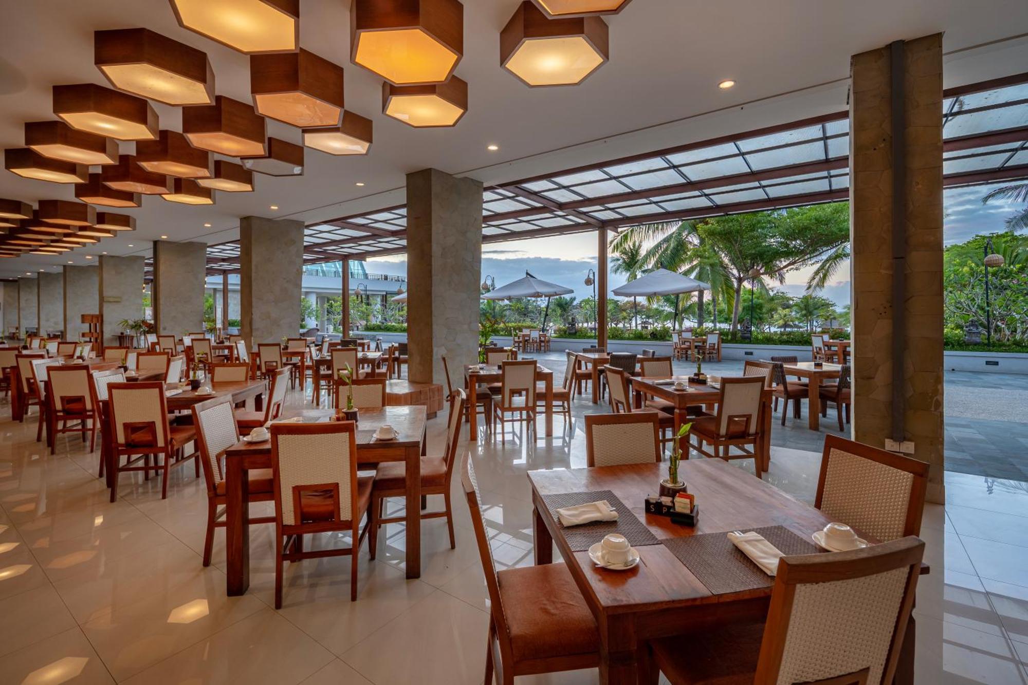 Merusaka Nusa Dua Esterno foto The restaurant at the hotel
