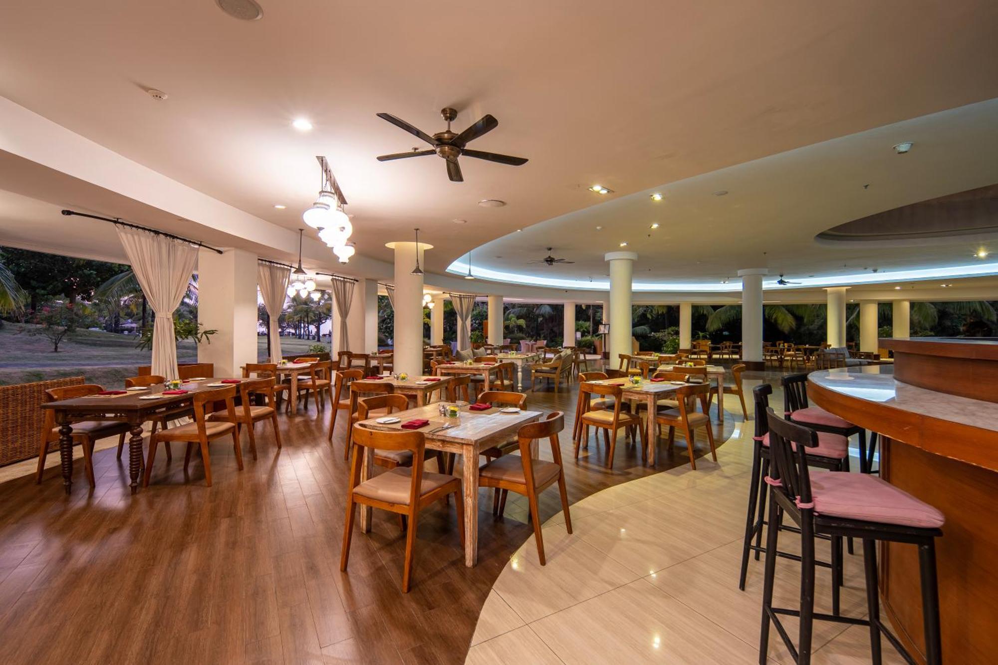 Merusaka Nusa Dua Esterno foto The restaurant at the hotel