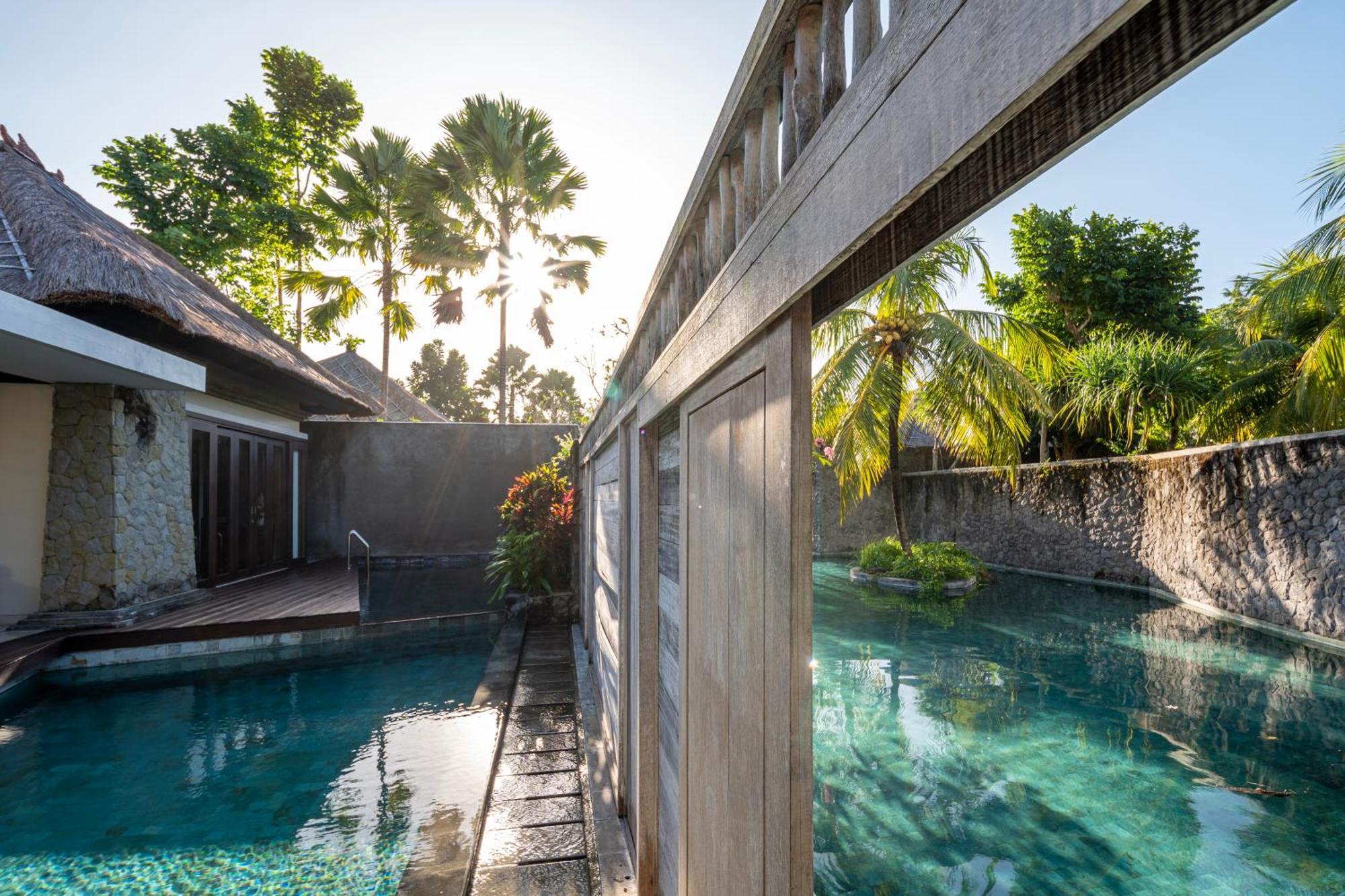 Merusaka Nusa Dua Esterno foto The swimming pool at the resort