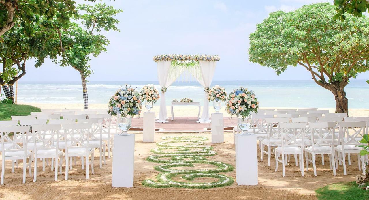 Merusaka Nusa Dua Esterno foto A beach wedding